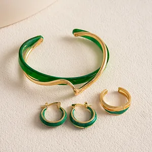 Retro-Schmuckset aus smaragdgrünem Acetat mit goldenem Armreif, Ring und Ohrringen