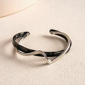 Nahaufnahme einer Vintage-Manschettenarmband mit Acetat und unregelmäßigem geometrischem Design