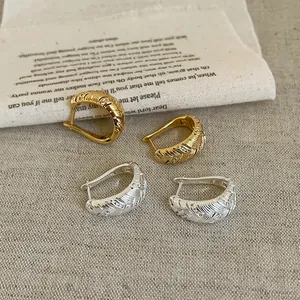 Detailansicht vintage 18k vergoldete Zirkon-Ohrringe mit strukturiertem Musterdesign