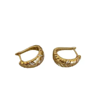18k vergoldete Creolen mit Vintage-Textur und Zirkonia-Akzenten im minimalistischen Stil