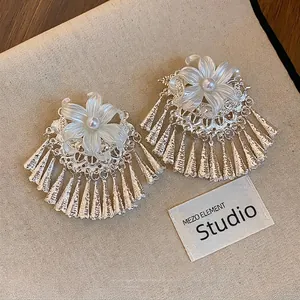 Pinces à cheveux élégantes de style chinois avec fleurs de perles et franges argentées.