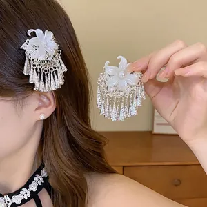 Barrette à cheveux élégante style chinois avec fleur de perle et franges argentées