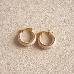 Elegante Vintage-Acetat-Creolen mit goldfarbenem Metall und Perlmutt-Inlay-Detail