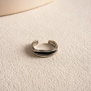 Nahaufnahme eines minimalistischen unregelmäßigen geometrischen Rings mit Emaille