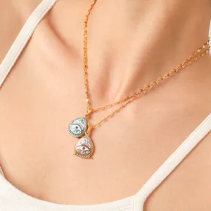 Dettaglio ravvicinato del ciondolo smaltato malocchio su collana dorata