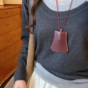 Detailopname van een minimalistische lederen geometrische sleutelhanger ketting voor dames