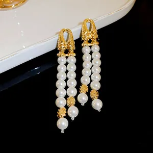 Boucles d'oreilles style palais français avec élégantes pampilles en perles à deux couches
