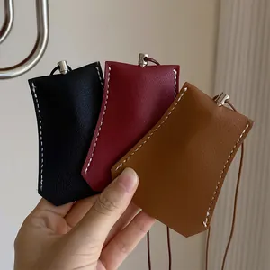 Minimalistische geometrische Schlüsseltasche aus Leder in Schwarz, Weinrot und Braun.