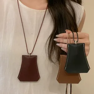 Minimalistisches geometrisches Schlüsseltaschen-Halsketten-Set aus Leder auf Modell