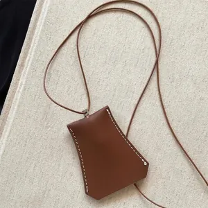 Detailaufnahme einer braunen geometrischen Schlüsseltaschen-Halskette aus Leder