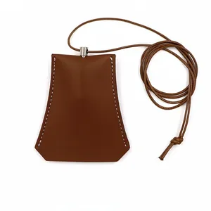 Minimalistische braune geometrische Leder-Schlüsselbeutelkette mit weißen Nähten