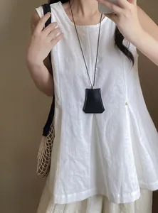 Detailaufnahme einer schwarzen Leder-Halskette mit geometrischem Schlüsseltäschchen-Anhänger