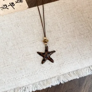 Collier pendentif étoile de mer imprimé léopard fait main sur cordon en cuir marron