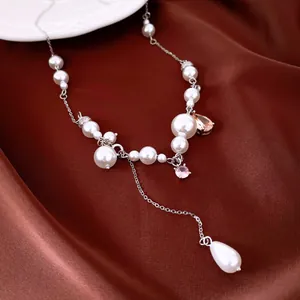 Elegante collana di perle a goccia con strass e nappa su lussuoso raso marrone