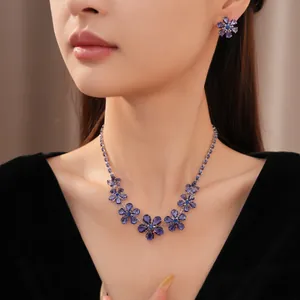 Elegante vintage paarse zirkonia bloem ketting en oorbellen set op model detailweergave