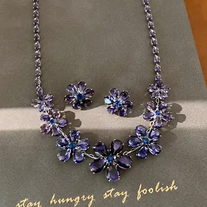 Gedetailleerde opname van vintage paarse zirkoon bloem ketting en oorbellen set