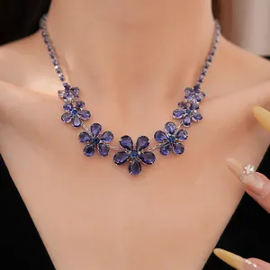 Gedetailleerd overzicht van een vintage paarse zirkoon bloemenketting om de nek van een model