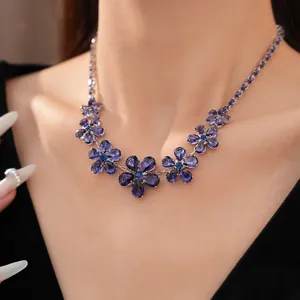 Gedetailleerd overzicht van een elegante vintage ketting met paarse zirkoon bloemen