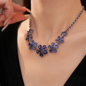 Detail van prachtige paarse zirkoon bloemenketting gedragen op model voor een elegante look