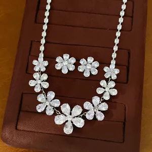 Elegantes Zirkonia-Blumen-Halsketten- und Ohrring-Set auf braunem Samt-Display