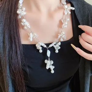 Detail einer eleganten barocken Perlenhalskette im französischen Stil an einem Model