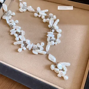 Detailansicht der unregelmäßigen Barockperlen und der Silberkette einer Luxushalskette
