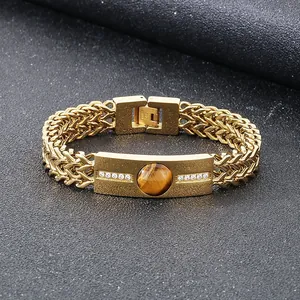 Dettaglio bracciale da uomo dorato a maglia Franco con inserto in pietra occhio di tigre.