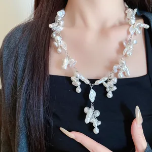 Detailansicht einer eleganten Barockperlen-Halskette mit Fransen am Modell, französischer Luxus