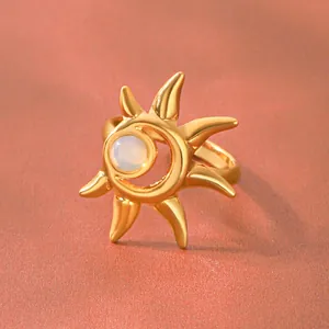 Dettaglio di un anello a forma di sole in acciaio inossidabile placcato oro 18k