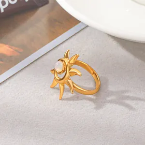 Dettaglio dell'anello a forma di sole in acciaio inossidabile placcato oro 18k con opale.