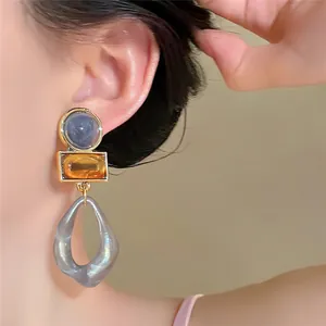 Detailansicht eleganter geometrischer Acryl-Ohrhänger am Modell für luxuriösen Look