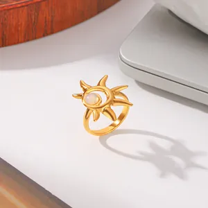 Dettaglio di un anello aperto a girasole in acciaio inossidabile placcato oro