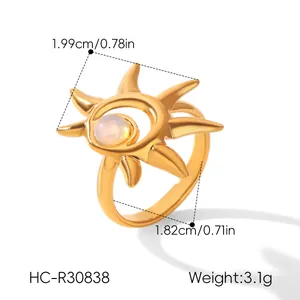 Vista dettagliata dell'anello sole in acciaio dorato 18k con dimensioni e peso