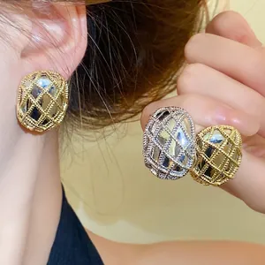 Elegante Legierung Hohl Gitter Oval Ohrstecker Mit Silber Ohrringpfosten Leichter Luxus Geometrische Design Schmuck Für Damen