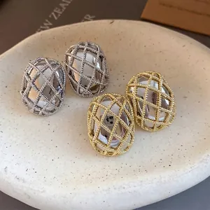 Elegante ovale Netzohrstecker mit Gitterdesign in Gold und Silber Ausführung