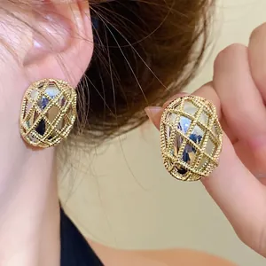Elegante goldfarbene ovale Gitterohrstecker mit hohlem Maschendesign für Damen