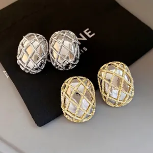 Elegante Gitter-Ohrstecker in Gold und Silber, minimalistischer Luxus-Stil für Damen