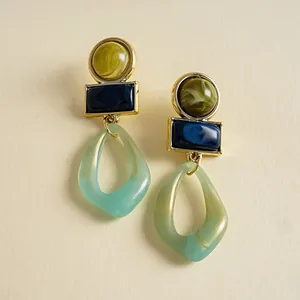 Dettaglio di orecchini geometrici in acrilico con motivi marmorizzati in stile vintage