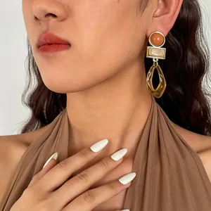Orecchini vintage in acrilico con ciondolo in resina ambra geometrico e ago d'argento