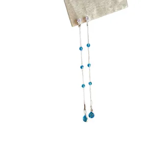 Elegante Silber Quasten Ohrringe mit blauen Perlen und Zirkonia auf weißem Grund