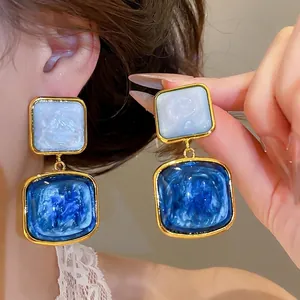 Boucles d'Oreilles Pendantes Carrées Dégradé Bleu Ciel Étoilé en Alliage Plaqué Or et Résine Géométriques pour Femmes