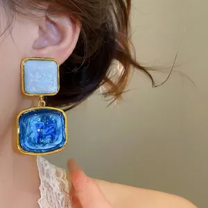 Élégantes boucles d'oreilles pendantes vintage bleu ciel étoilé avec bordure dorée