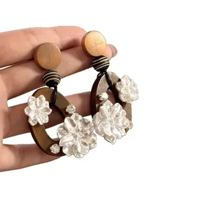 Vintage Holz-Hängeohrringe mit eleganten weißen Blüten und gestreiften Perlen