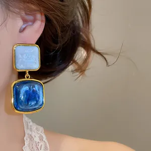 Nahaufnahme von vintage blau verlaufenden quadratischen Ohrhängern am Modell
