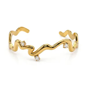 Detailansicht eines unregelmäßigen Wellenarmreifs mit Zirkonia, 18 Karat vergoldetes Finish.