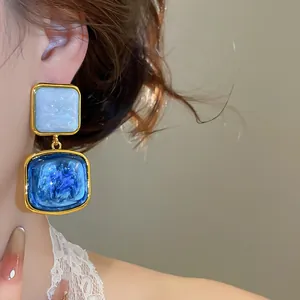 Nahaufnahme der vintage blau verlaufenden Sternhimmel-Ohrringe mit elegantem Goldrahmen