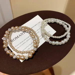 Makro-Detail des französischen Perlenarmband-Sets mit glitzernden Strasskugeln