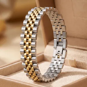 Nahaufnahme eines zweifarbigen massiven Uhrenarmbands aus Edelstahl in Silber und Gold