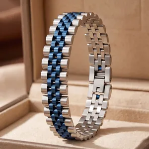 Detail des zweifarbigen massiven Edelstahl-Uhrenarmbands mit fünf Gliedern in Silber und Blau