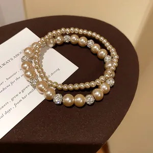 Nahaufnahme eines französischen Perlenarmband-Sets mit funkelnden Strasskugeln